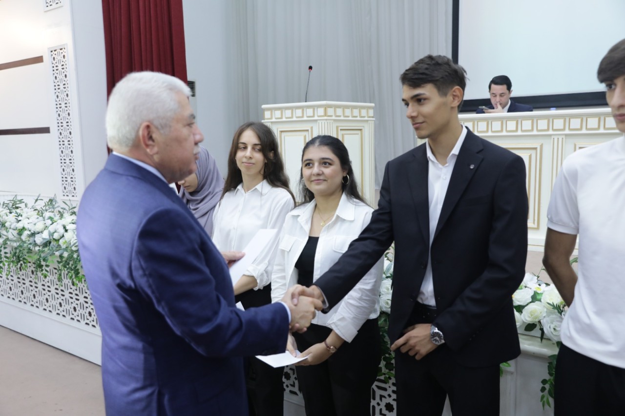 Deputat Ağalar Vəliyev Xaçmazda yüksək balla qəbul olan tələbələri mükafatlandırdı - FOTOLAR